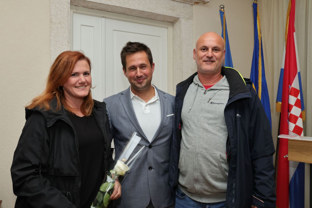 Općina Tisno dodijelila novčanu potporu za 27 vjenčanih parova i novorođenu djecu