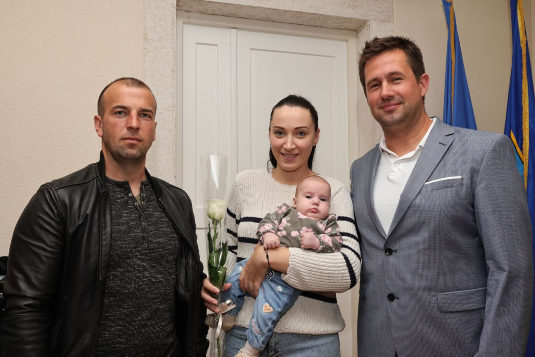 Općina Tisno dodijelila novčanu potporu za 27 vjenčanih parova i novorođenu djecu