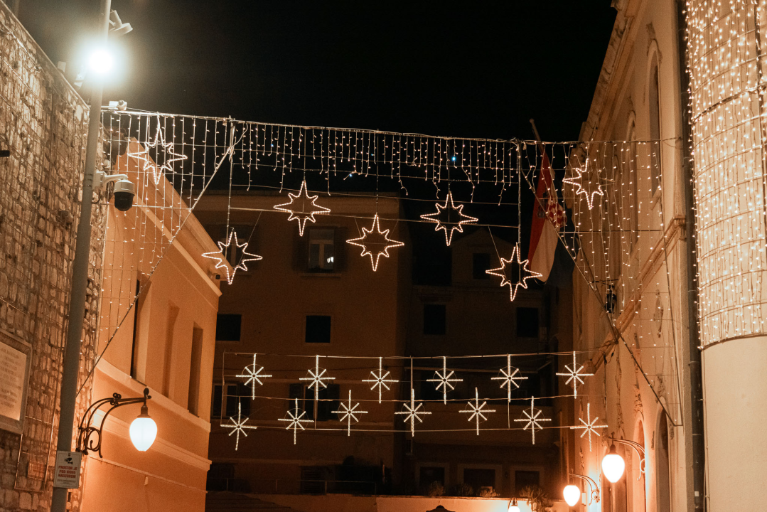 Šibenik je spreman za Adventuru: Pogledajte večernje kadrove koji bude božićni duh