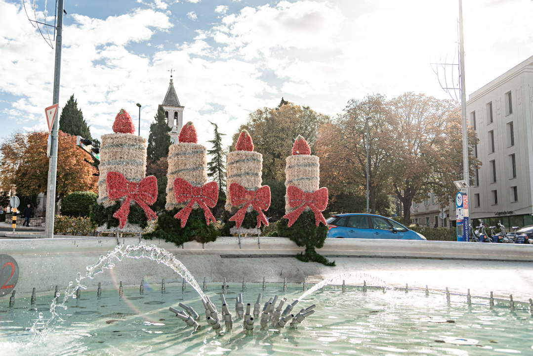 Sve je spremno za paljenje prve svijeće na adventskom vijencu na Poljani