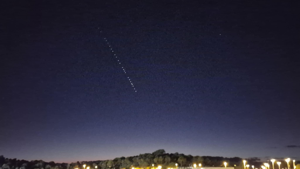 Nema panike, nisu vanzemaljci: Ova čudna crta na nebu iznad Šibenika su novi StarLink sateliti