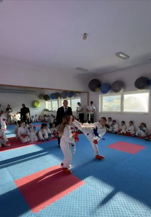 Policijski pas Tigar unio je veselje među mlade karataše u Murteru