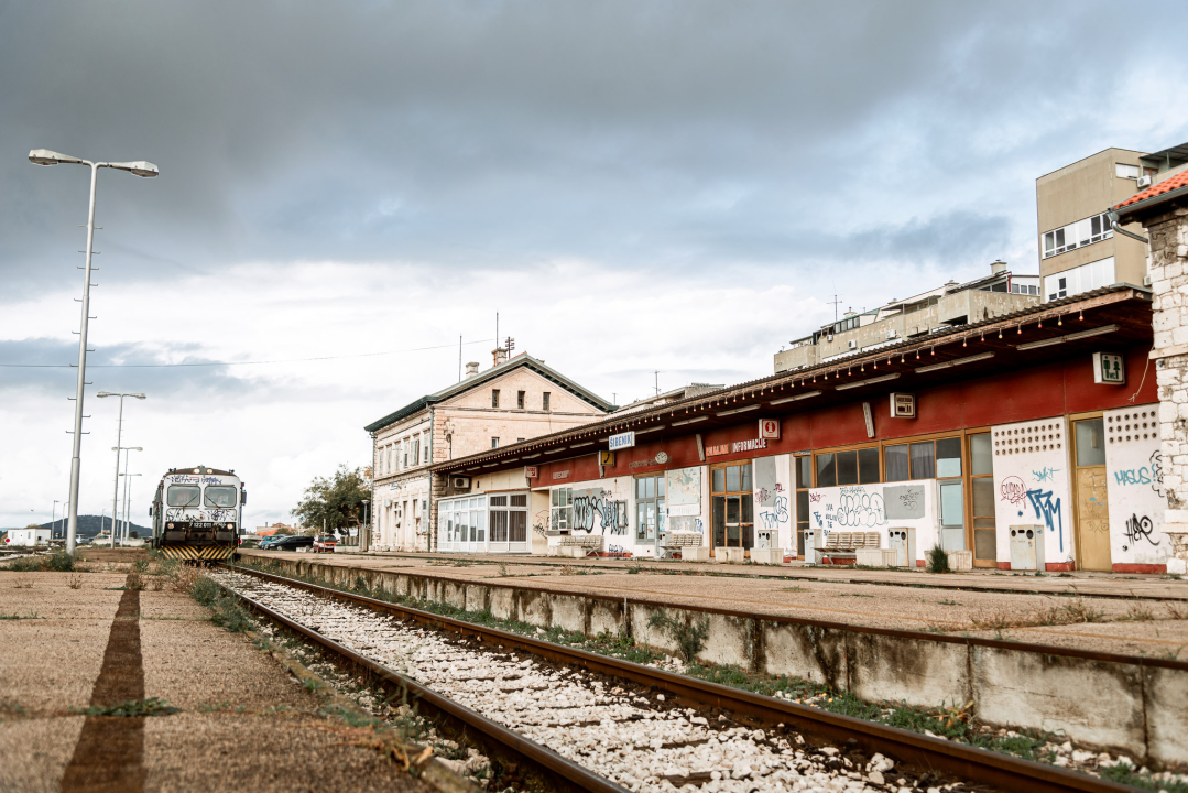 Crtica sa šibenskog željezničkog kolodvora: Nije nešto prometan, ali je zato jako fotogeničan 