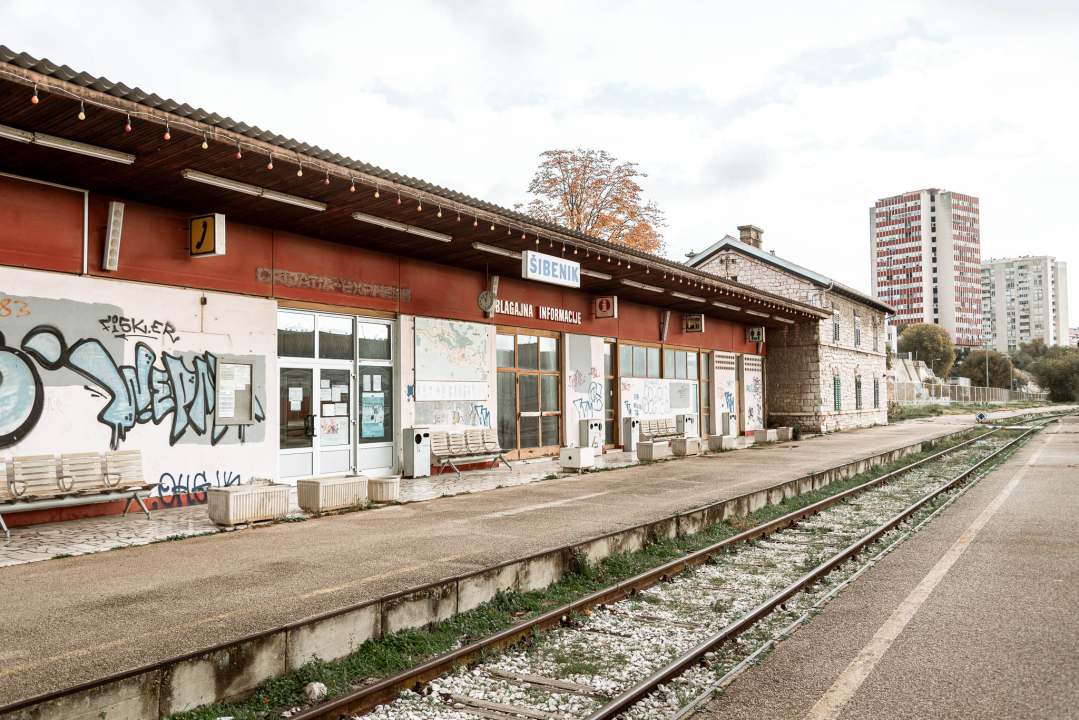 Crtica sa šibenskog željezničkog kolodvora: Nije nešto prometan, ali je zato jako fotogeničan 