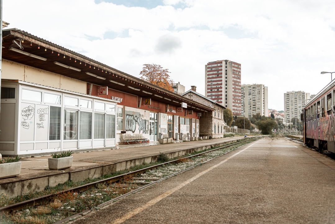 Crtica sa šibenskog željezničkog kolodvora: Nije nešto prometan, ali je zato jako fotogeničan 