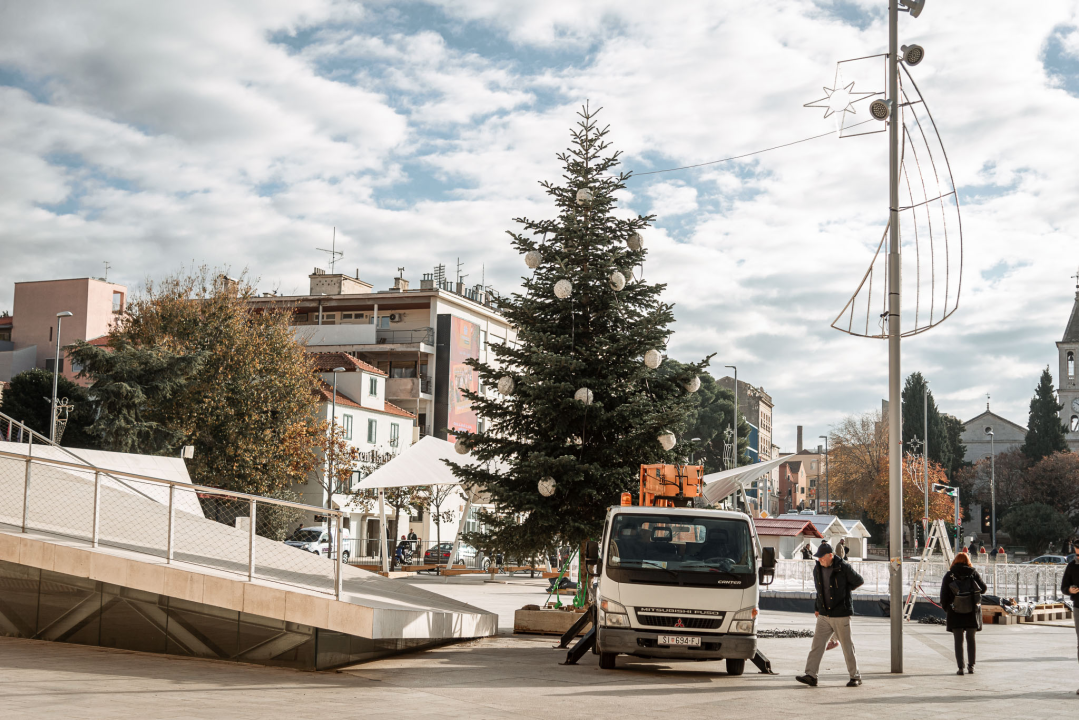 Korak po korak do blagdanskog sjaja: Kiti se prva prava šibenska jelka na Poljani