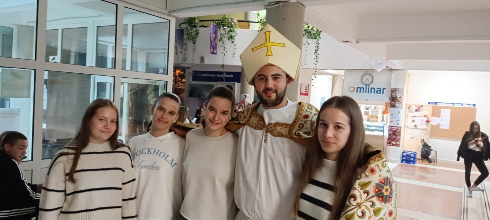 Sveti Nikola i Krampus posjetili učenike i djelatnike Medicinske škole