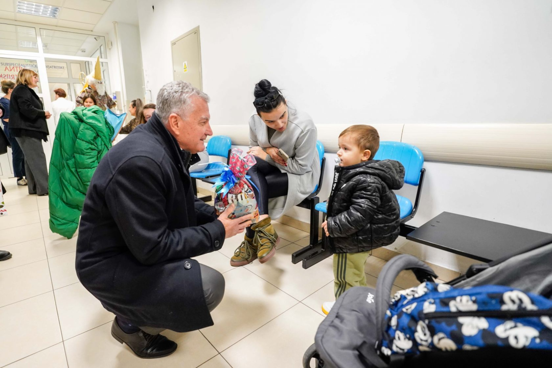  Burić u pratnji sv. Nikole razveselio mališane na šibenskoj pedijatriji