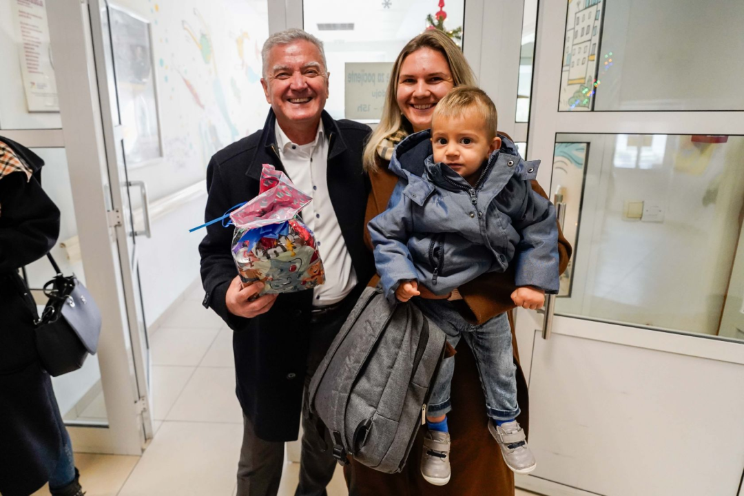  Burić u pratnji sv. Nikole razveselio mališane na šibenskoj pedijatriji