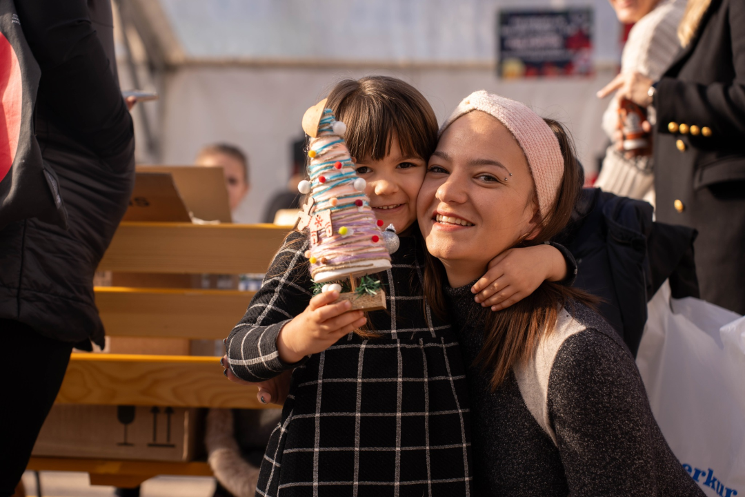Toplina i zajedništvo: Kninski mališani na radionici izradili božićne borove