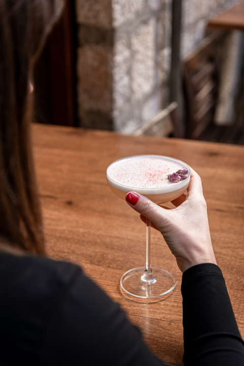 Zima u Vintage Baru: Uživajte u toplim koktelima i kreativnom programu 