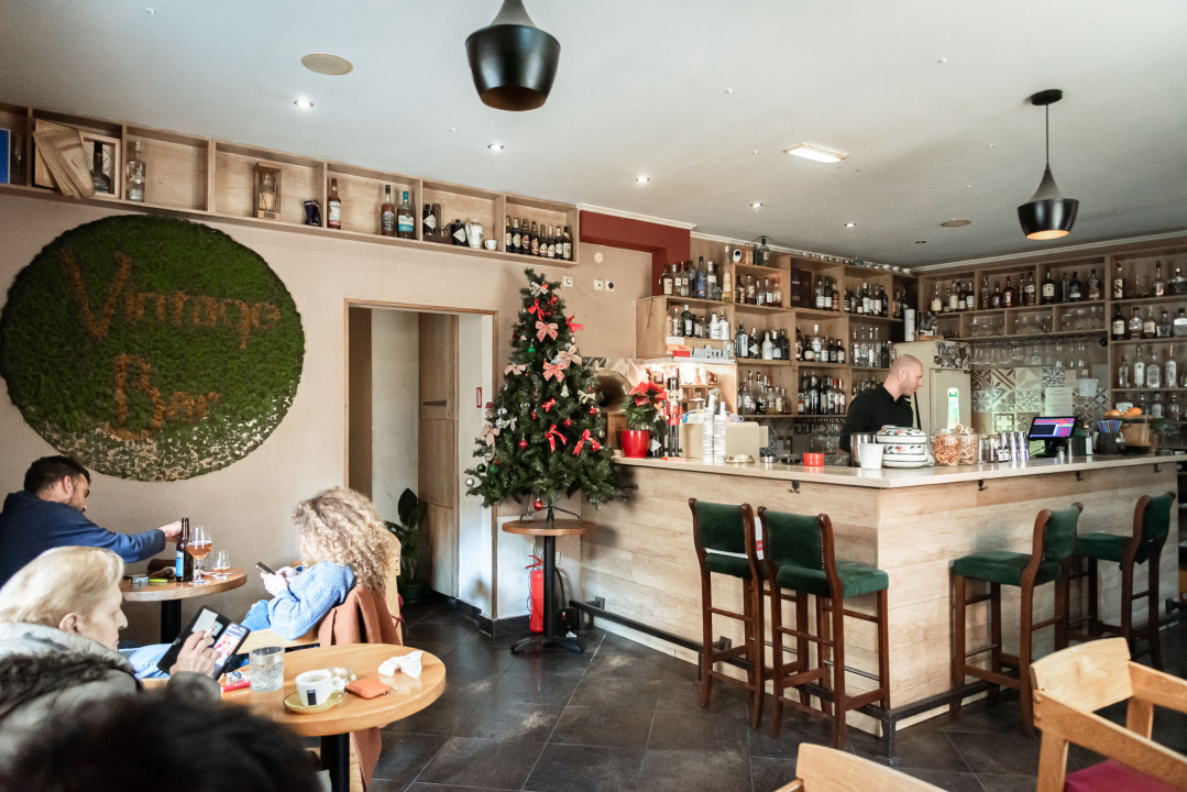 Zima u Vintage Baru: Uživajte u toplim koktelima i kreativnom programu 