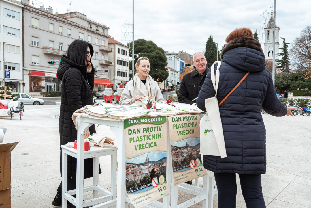 Vrećice planule kao svjećice: Zeleni grad podijelio malo brdo platnenih kesa na Poljani