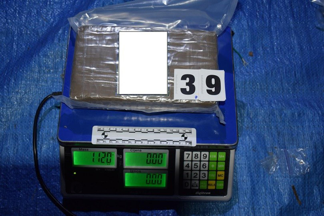 Velike količine droge i oružja pronađeno u autoservisu