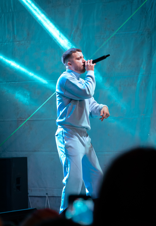 Grše napunio park, a bura nije omela Šibenčane da uglas pjevaju njegove najveće hitove