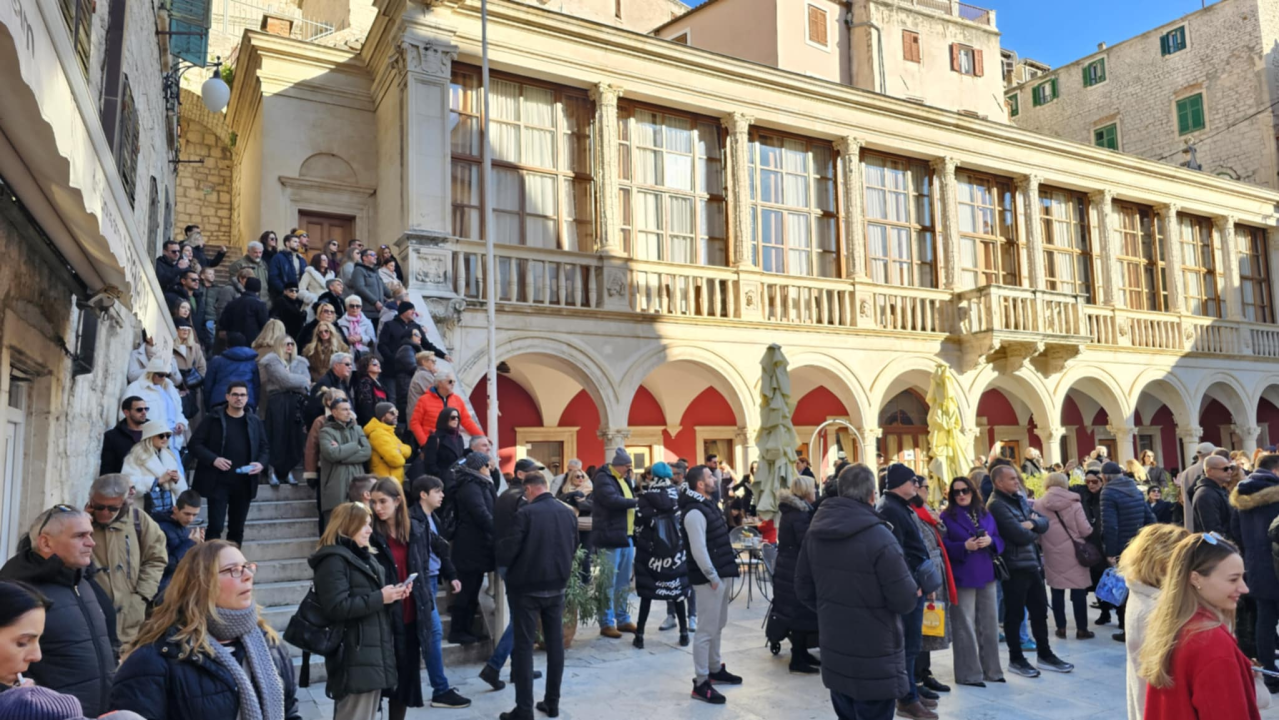 Bez podjela, bine i reflektora: Glazbenici uz brojne Šibenčane slave zajedništvo 