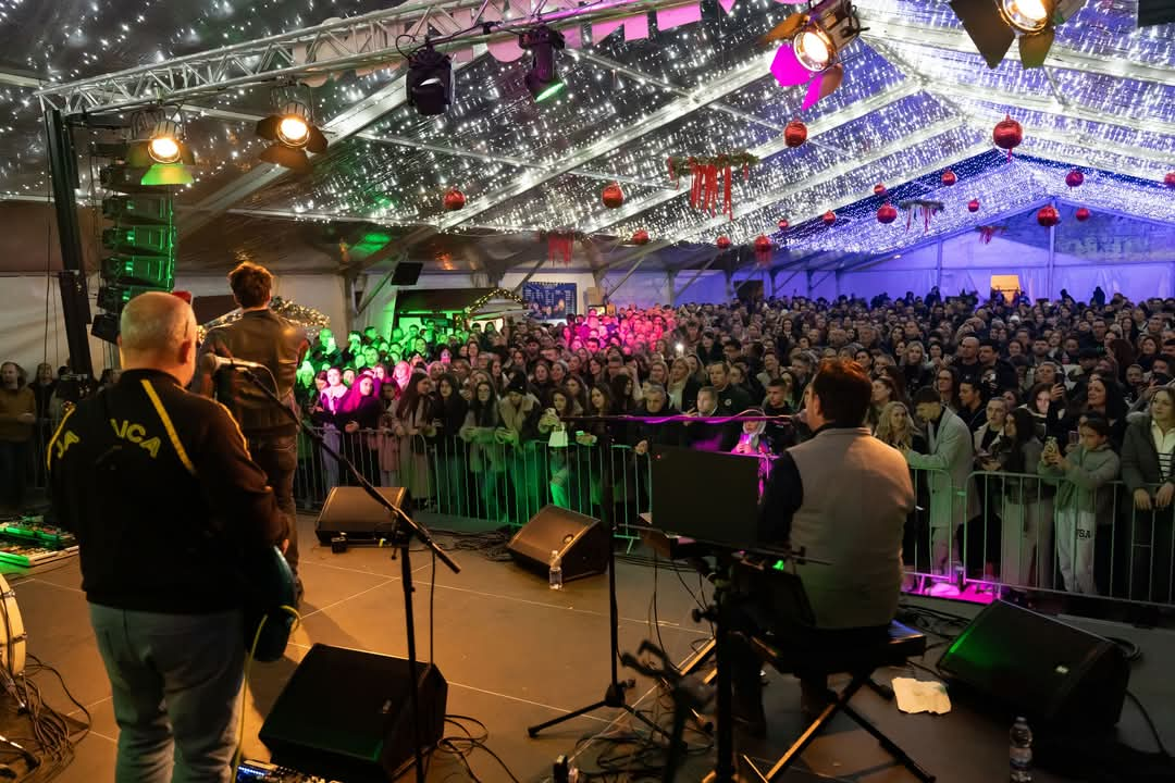 Krcato u šatoru: Adi Šoše oduševio Kninjane na Kraljevskom adventu