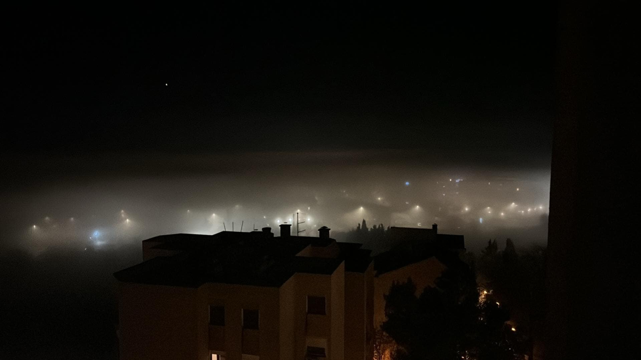 Gusta magla u gradu: Ovako trenutno izgleda pogled s Meteriza na Šibenik