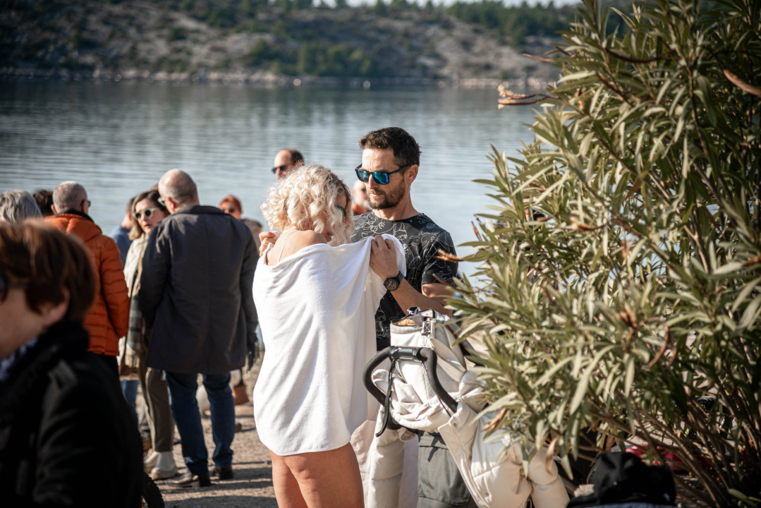 Na svega 8 stupnjeva na kupanje na Banju odvažila se 24 kupača: U zrak pustili golubove i u svijet poslali poruku mira