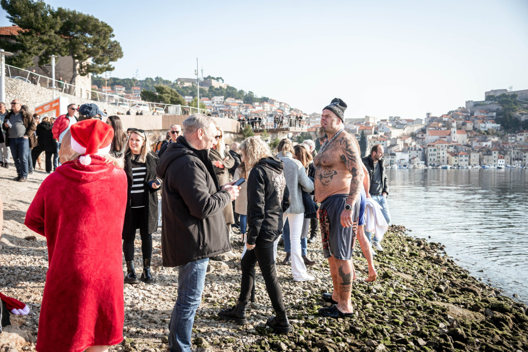 Na svega 8 stupnjeva na kupanje na Banju odvažila se 24 kupača: U zrak pustili golubove i u svijet poslali poruku mira