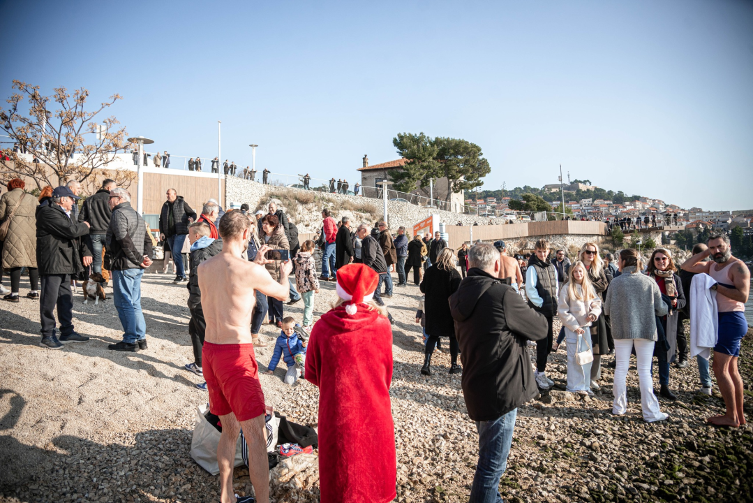 Na svega 8 stupnjeva na kupanje na Banju odvažila se 24 kupača: U zrak pustili golubove i u svijet poslali poruku mira