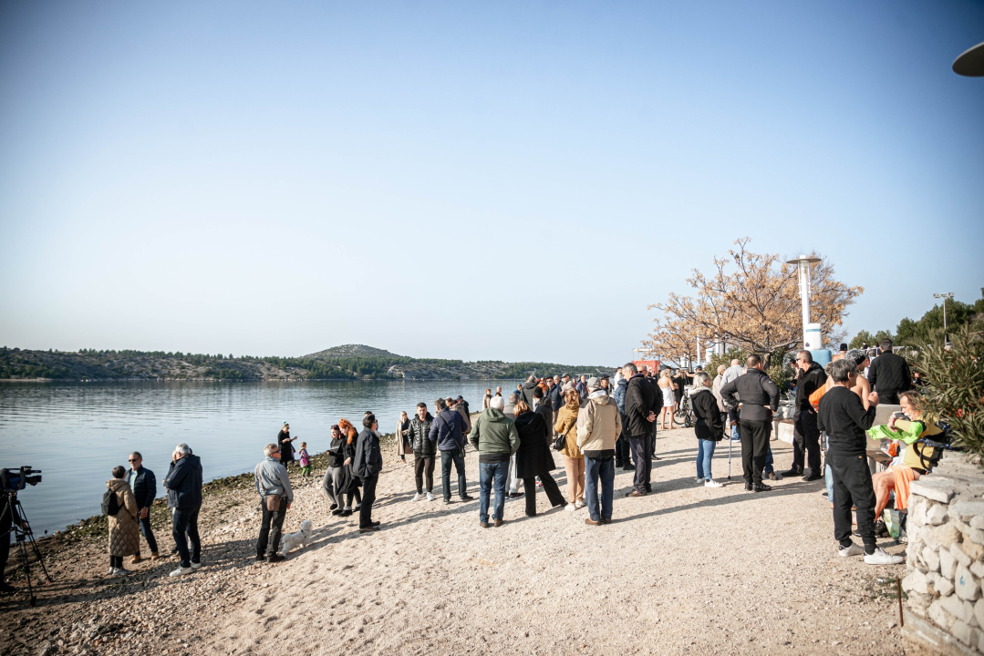 Na svega 8 stupnjeva na kupanje na Banju odvažila se 24 kupača: U zrak pustili golubove i u svijet poslali poruku mira