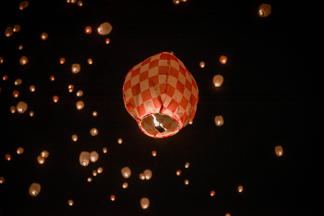 Prekrasan prizor: Lampioni dobrih želja pušteni s Poljane