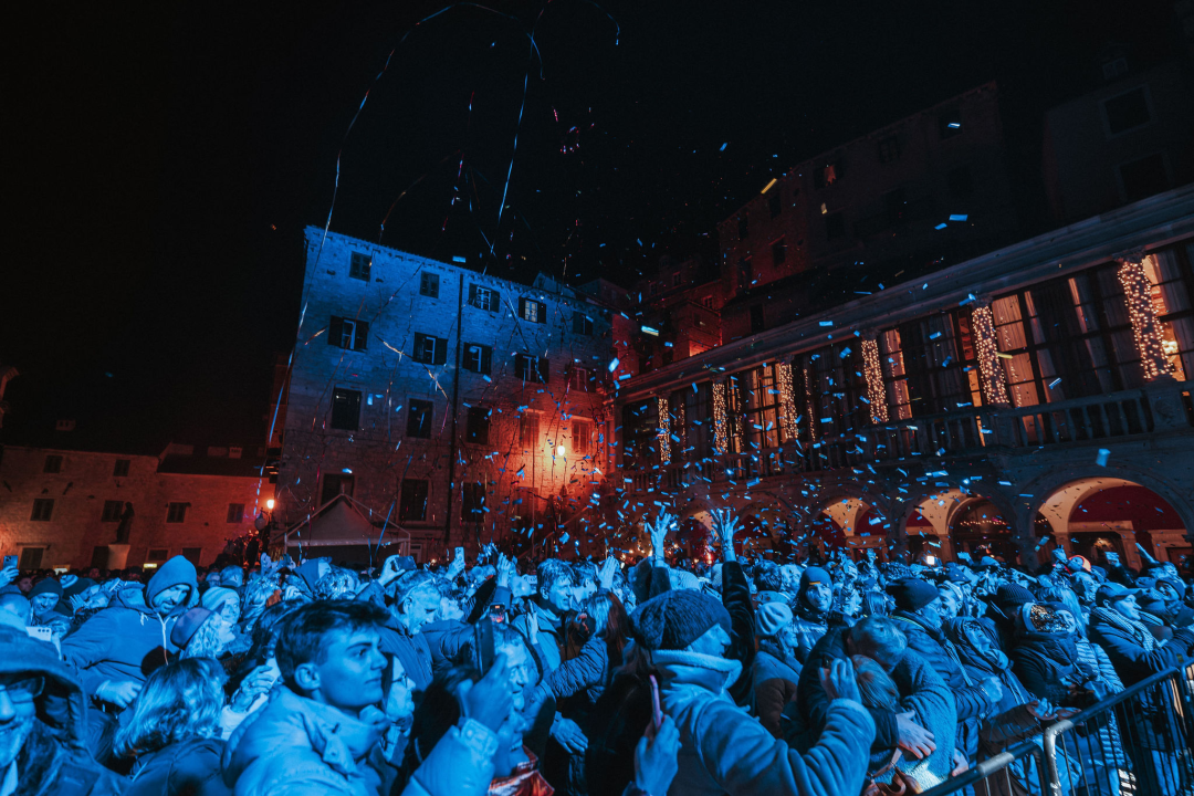 Šibenik 2025. dočekao u stilu: Plesalo se ispred dvije gradske pozornice!  