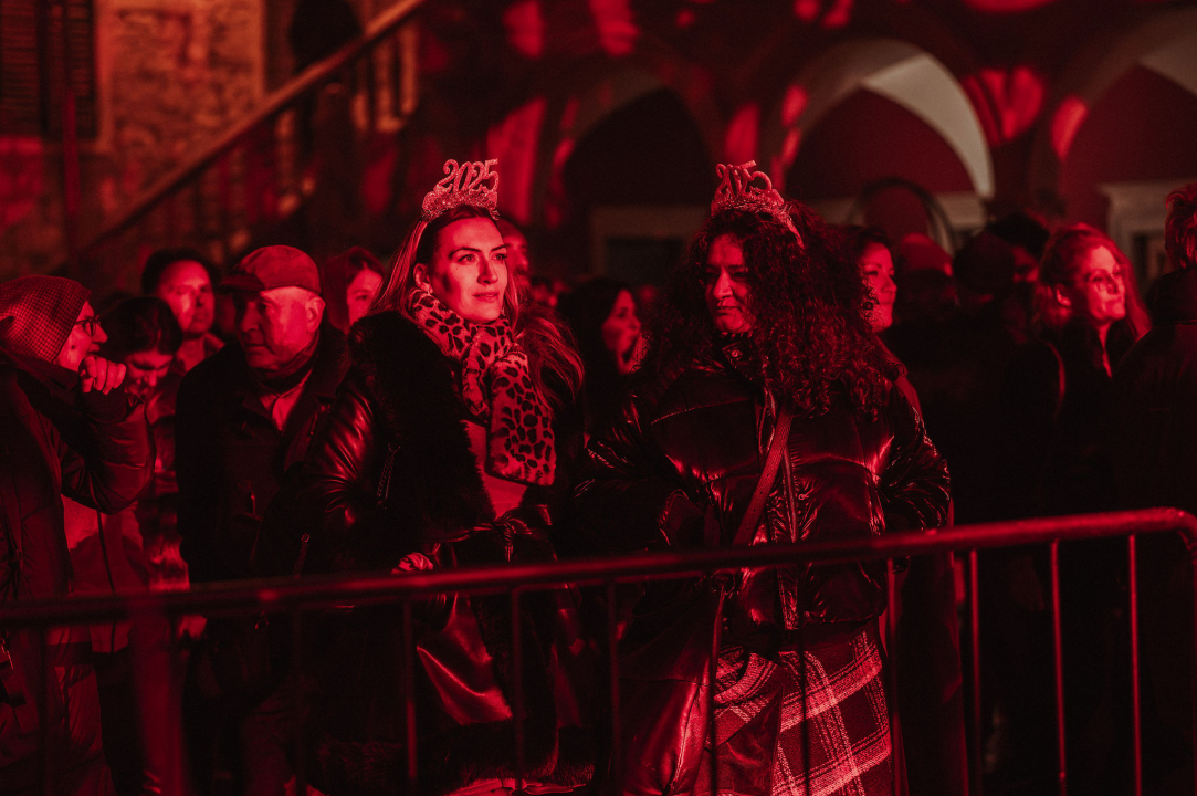 Šibenik 2025. dočekao u stilu: Plesalo se ispred dvije gradske pozornice!  