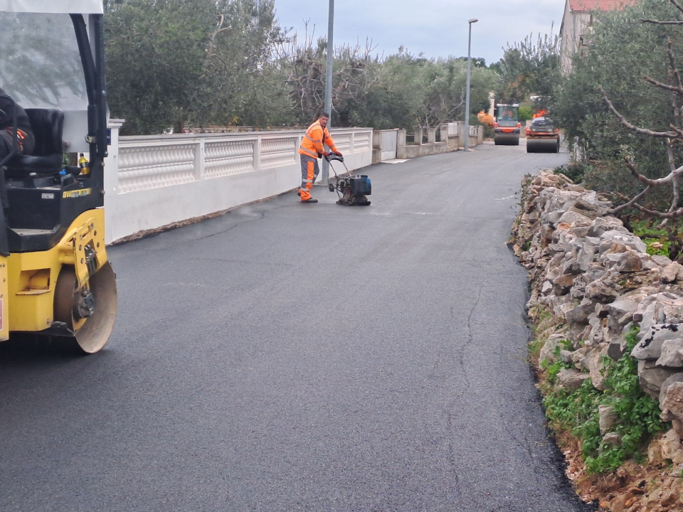 Grad Šibenik provodi manje projekte: U Raslini novi asfalt, u Crnici betonske stepenice