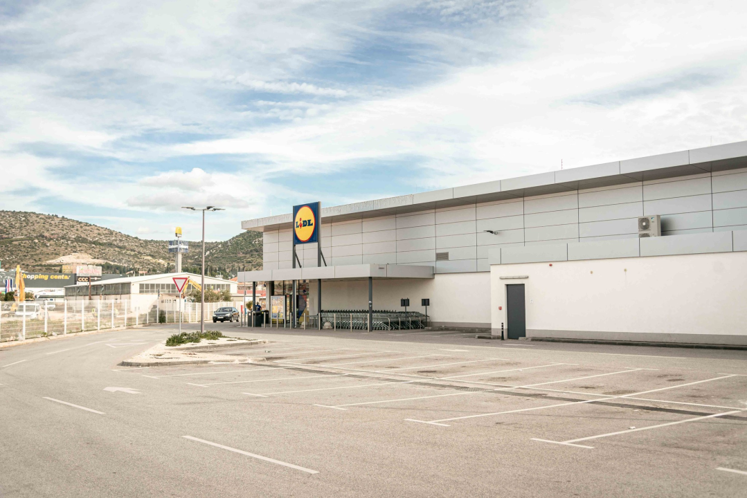 Parkirališta trgovačkih centara u Šibeniku zjape prazna, ali onaj ispred Kauflanda mogao bi vas zavarati