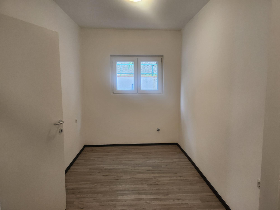 Prodaje se odmah useljiv trosoban stan s pogledom na Šibenski zaljev