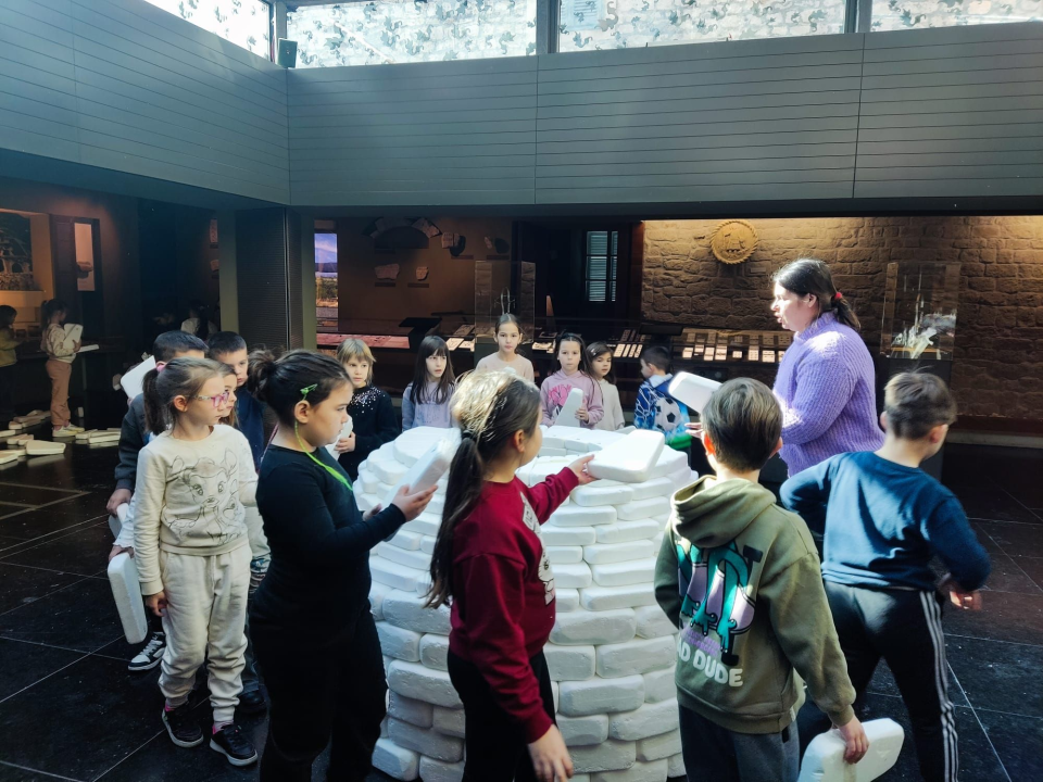 Mali meštri: Šibenski osnovnoškolci gradili bunju u Muzeju grada Šibenika 