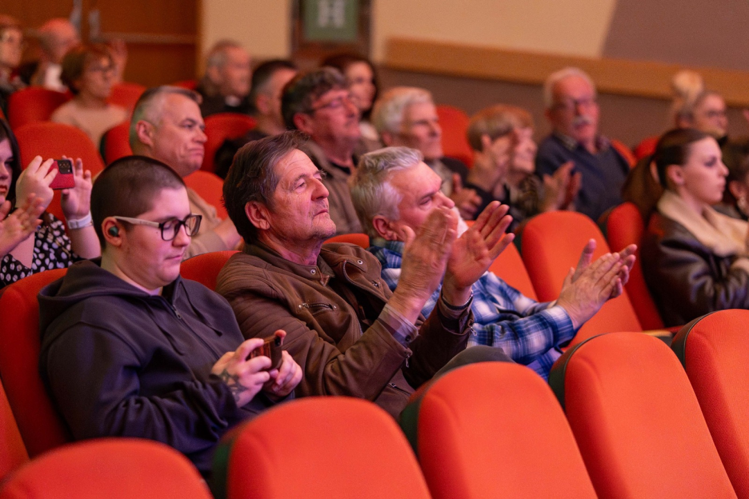 Humanitarni koncert u Vodicama: Klape zapjevale za malu Petru