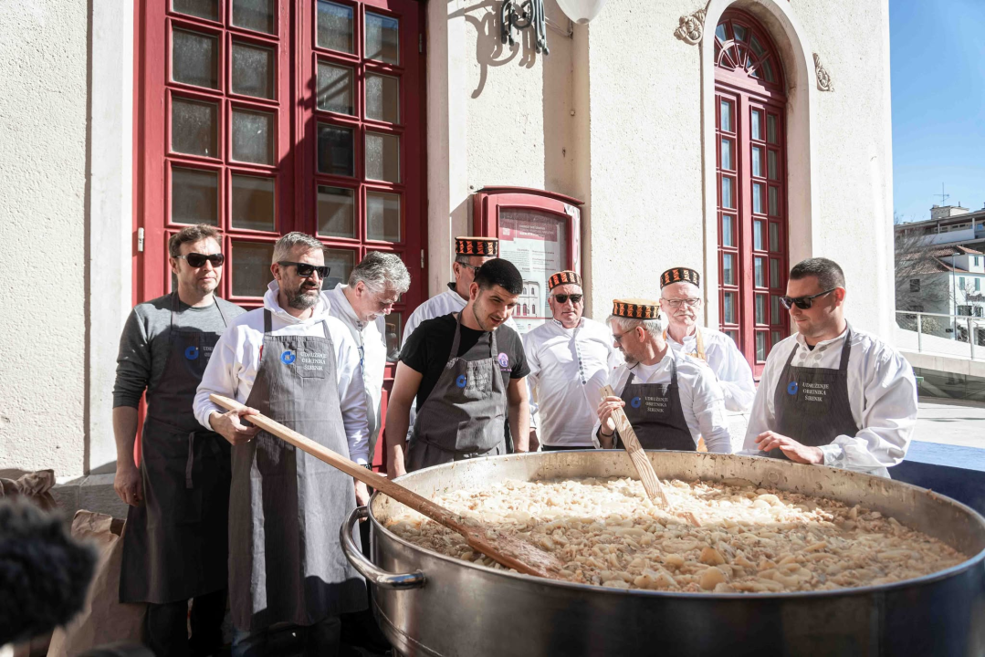 Vremenski uvjeti ovog puta idealni: Šibenski obrtnici građanima podijelili 1000 porcija bakalara