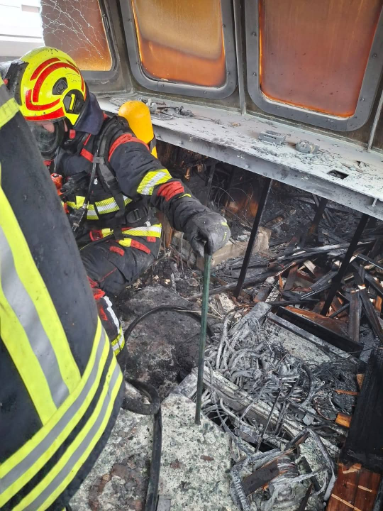 Vodički i tišnjanski vatrogasci gasili požar broda na Murteru