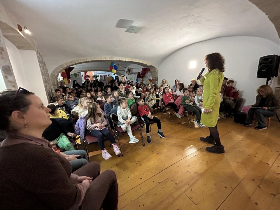 Mali lutkari iz šibenskih vrtića u Art podrumu održali smotru dječjih lutkarskih igrokaza