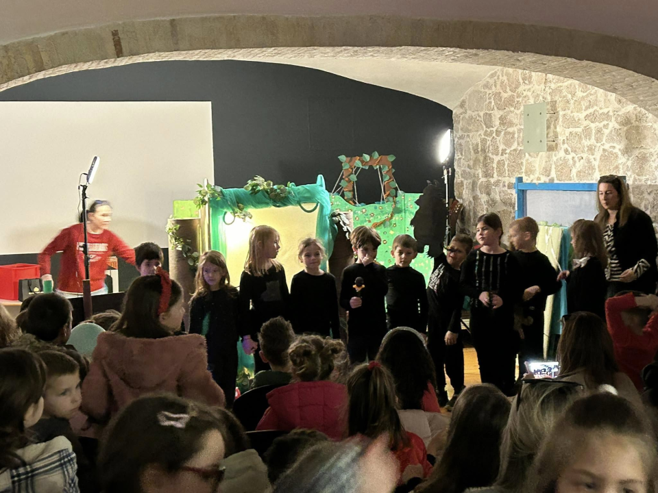 Mali lutkari iz šibenskih vrtića u Art podrumu održali smotru dječjih lutkarskih igrokaza