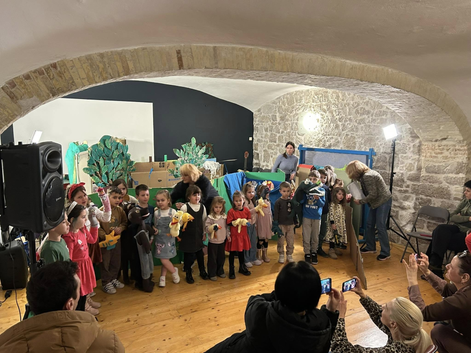 Mali lutkari iz šibenskih vrtića u Art podrumu održali smotru dječjih lutkarskih igrokaza