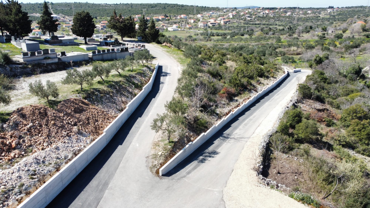 Potporni zid u Danilu, plato na zatonskom groblju i zid u Ulici sv. Spasa napokon su dovršeni