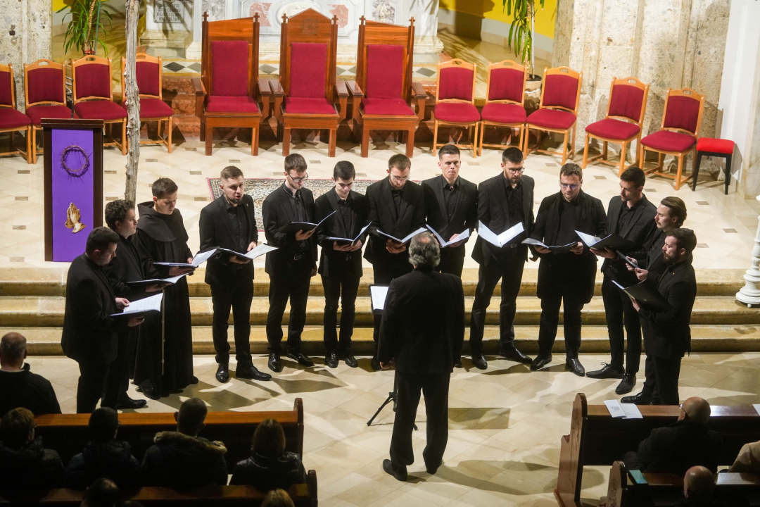 Pučki pivači KBF-a korizmenim napjevima u drniškoj Gospi od Ružarija očarali prisutne