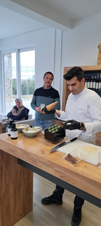 Na radionici u Kistanjama polaznici učili o sljubljivanju sira i maslinovih ulja 