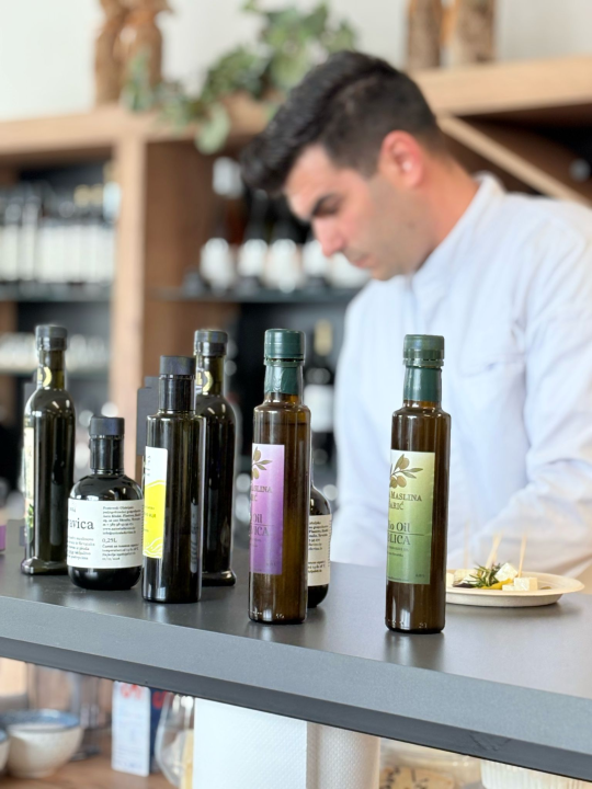 Na radionici u Kistanjama polaznici učili o sljubljivanju sira i maslinovih ulja 