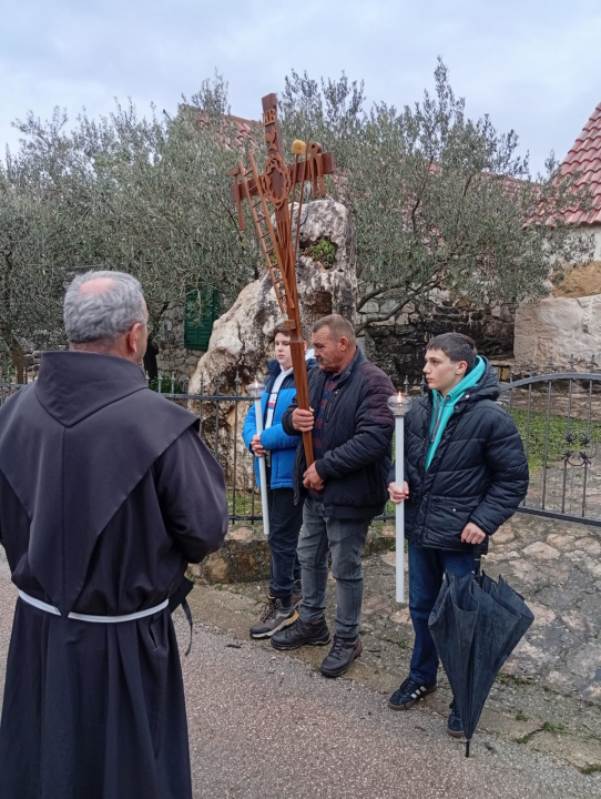 Vjernici u Radnićima unatoč kiši sudjelovali u križnom putu