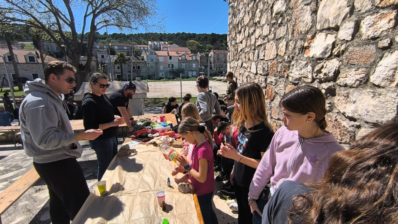 Akcija na Zlarinu: Čistilo se podmorje i obala, održana i edukativna radionica