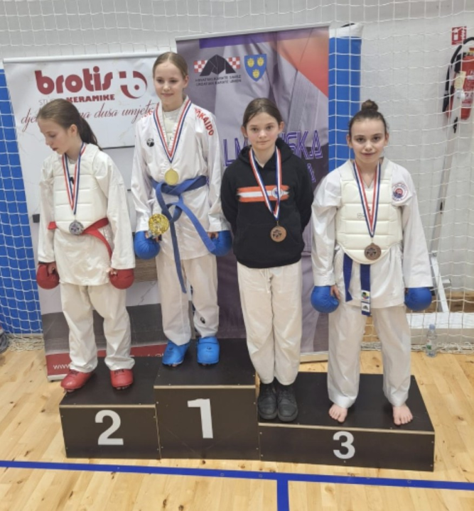 FOTO: Karataši Osvita osvojili u Makarskoj 13 medalja, od toga tri zlata