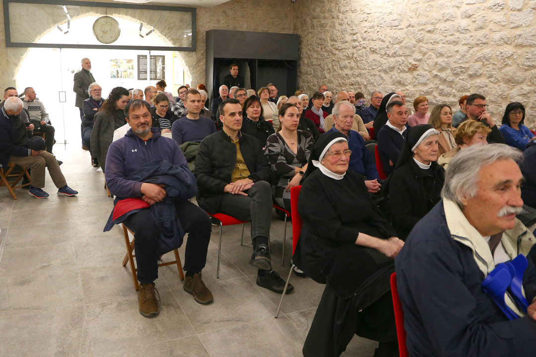 Šibenska publika ispunila dvoranu na premijeri filma o biskupu Srećku Badurini