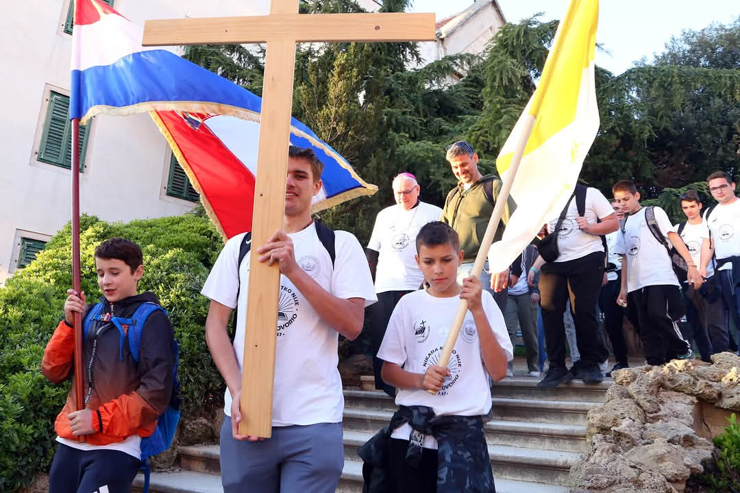 Mladi Šibenske biskupije hodočastili Križnim putem uoči Uskrsa