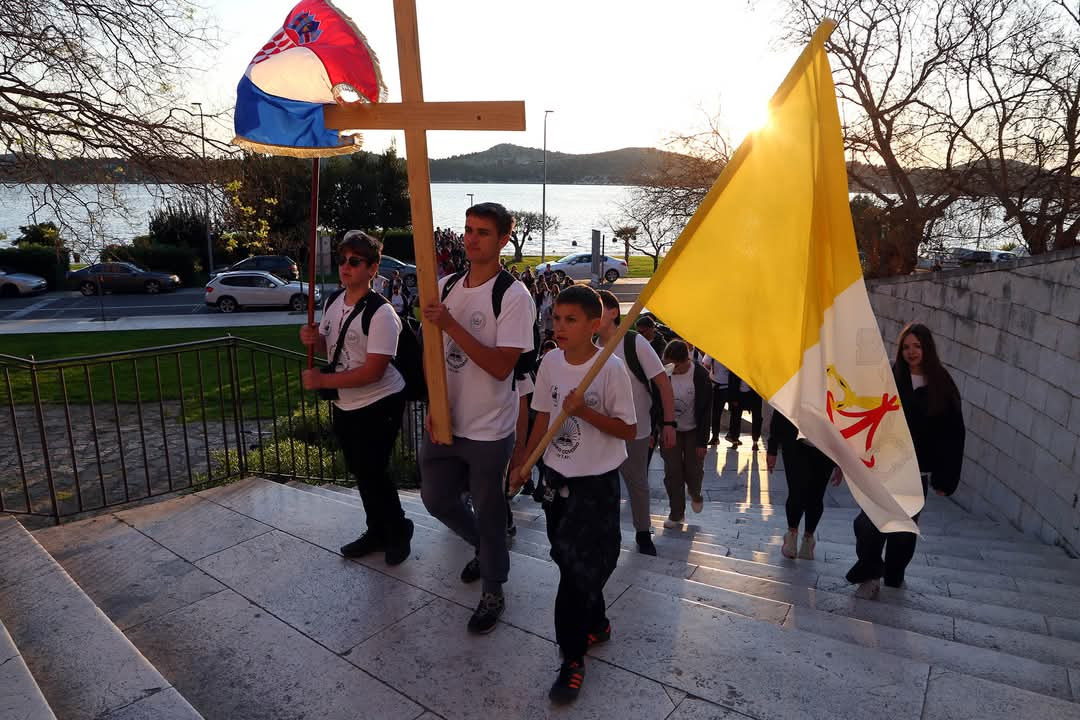 Mladi Šibenske biskupije hodočastili Križnim putem uoči Uskrsa