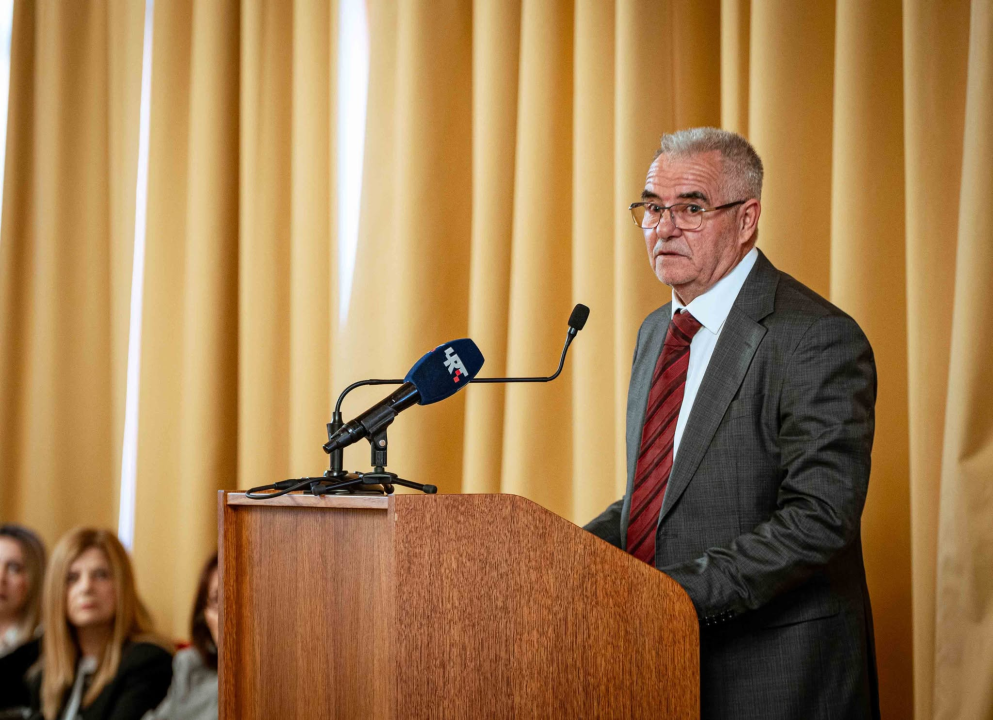 FOTO Misterij, drhtanje glasa, psihijatri: ‘Ugovor o energani na Bikarcu može se dobiti i kod malog Željka’